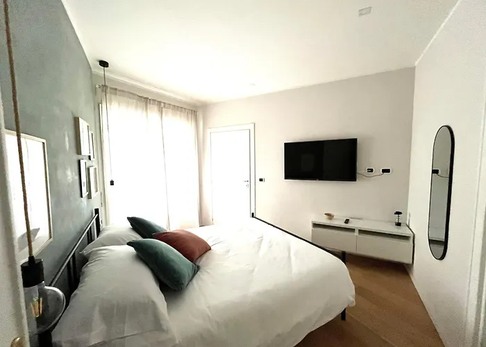 Urban Corner Apartment *